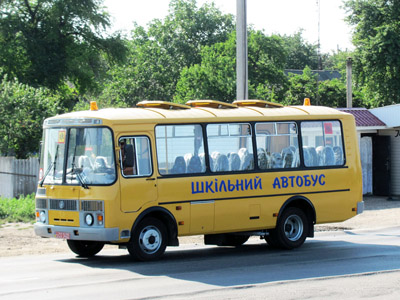 Школьный автобус АС-Р 32053 «Мрія» в Бутенках Кобеляцкого района. Скорее всего едет с завода.
