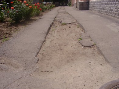 Тротуар по вул. Комсомольській біля входу до дитячого садочку "Перші кроки"