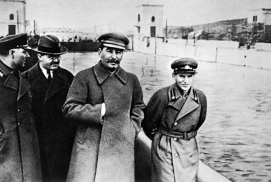 Ворошилов, Молотов, Сталін, Єжов оглядають канал Москва – Волга. 1937 р