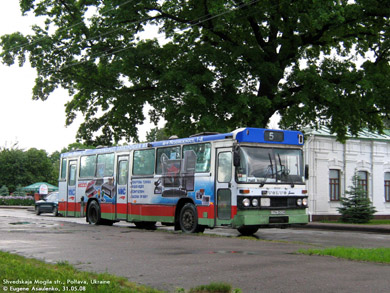 Автобус маршрута №5 возле музея Полтавской битвы