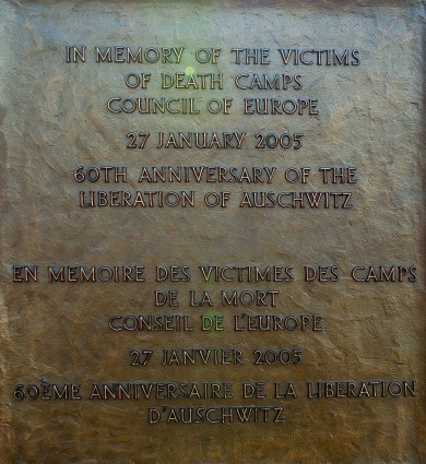 Меморіальна дошка на відзначення пам’яті жертв Голокосту