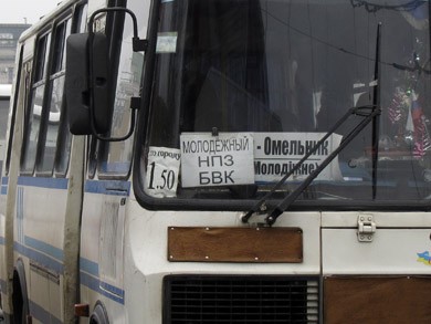 Пригородные автобусы возят пассажиров по городу за 1.50 грн.
