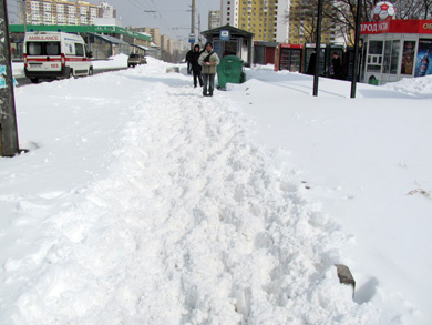 Практически все тротуары в городе представляют собой снежное месиво...