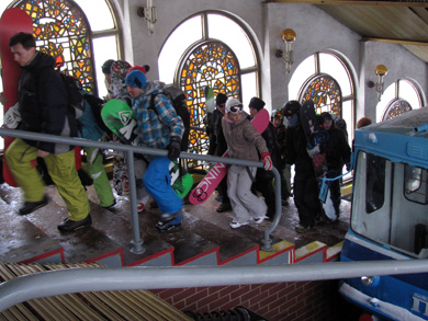Сноубордисты на фуникулере