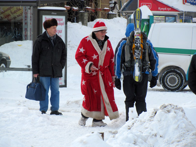 Сноубордисты и дед Мороз создают на Контрактовой не весеннее настроение