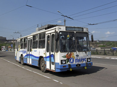 Есть в Алчевске и привычные полтавчанам троллейбусы модели ЮМЗ Т2. Правда всего два.