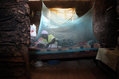 Хвора на малярію африканська сім'я. Один з проектів має допомогти у лікуванні цього захворювання.