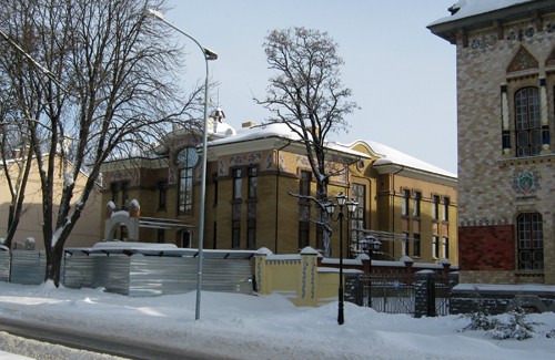 Новобудова біля Полтавського краєзнавчого музею