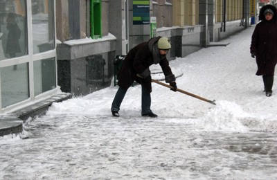 Уборка снега возле ЦУМа в Полтаве