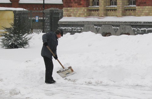 Уборка снега возле Краеведческого музея