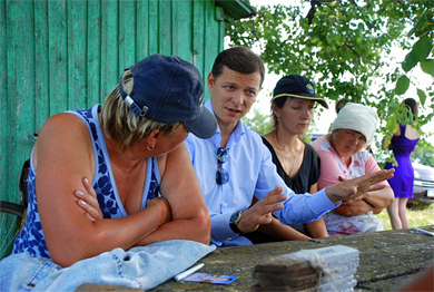 Відомий політик прямо у полі ознайомлює жінок села Степове із своєю програмою дій