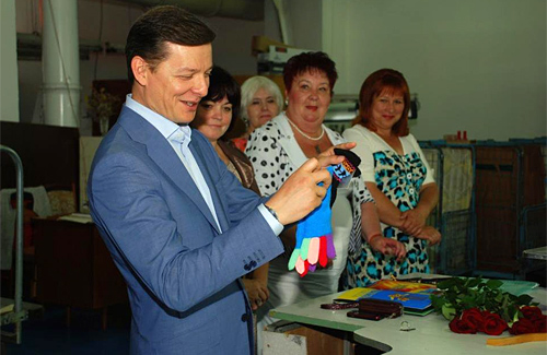 Щоб підтримати полтавського виробника, Олег Ляшко придбав собі джемпер, а для доньки рукавички