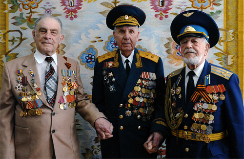 Анатолій Івашко (перший зліва)
