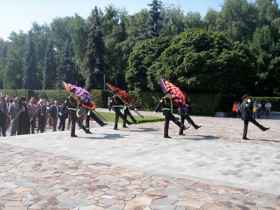 У Полтаві жертв фашизму вшанували квітами і червоними прапорами