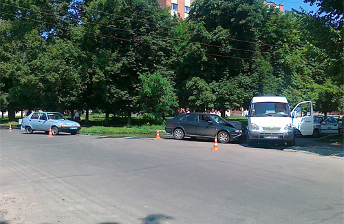 Алексей отметил: на фотографиях четко видны аварийные конусы вокруг милицейского автомобиля