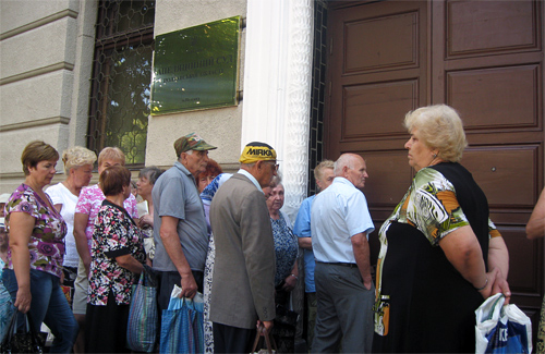 Очередь у дверей в Полтавский апелляционный суд