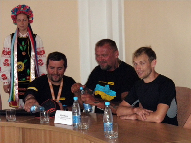 На прес-конференції в Полтавській міськраді байкарів порадувала прохолода та водичка