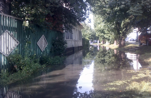 Навіть невеликий дощ підтоплює ділянку від зупинки «23 школа» до вул. Харківське шосе