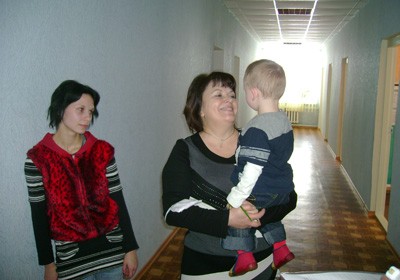 Надія Мякушко тримає на руках Олександра Ясинського, поруч його мати — Ірина Ясинська