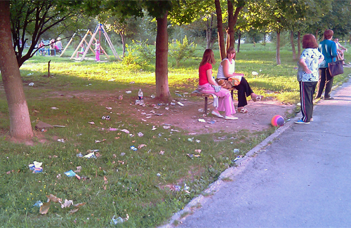 Детская площадка в Полтаве, как место для игр и свалки