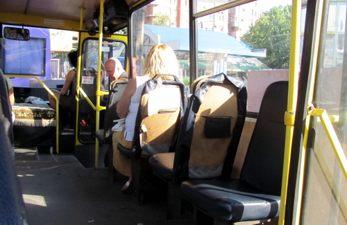 Сиденья в полтавских автобусах регулярно уничтожают и обновляют