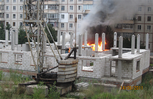 Брошенную стройку на Боровиковского, 11 вчера тушили пожарные