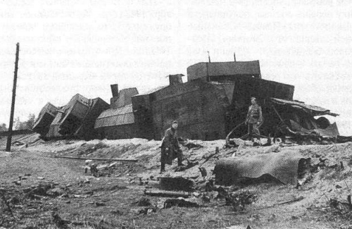 Вид сзади на разбитый бронепоезд «Маршал Буденный». Сентябрь 1941 года.
