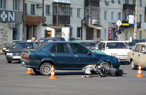В Полтаве мотоциклист пошел на таран автомобиля