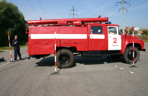 У Полтаві рятувальники змагалися на пожежних машинах