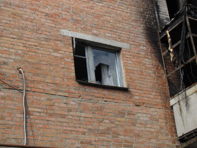 По газовій трубі юнак піднявся до кухонного вікна постраждалої квартири на другому поверсі, розбив скло і витягнув дитину.