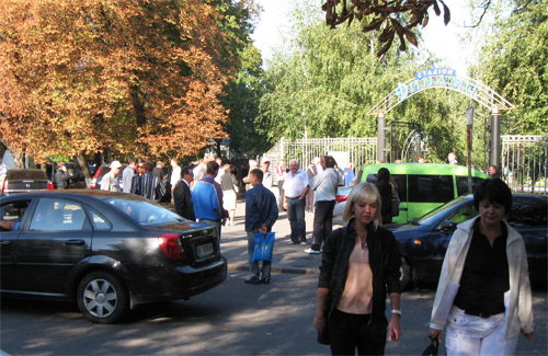 Сегодня утром возле полтавского стадиона «Динамо» наблюдалось небольшое оживление