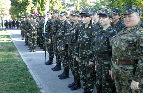 У Полтаві до Дня визволення маршувало 50 дівчат-військових