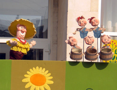 Біля лялькового театру влаштували «дитячі забави»