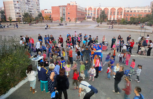 «Молоді регіони» протягом години розважили 50 дітей з мікрорайону «Левада»