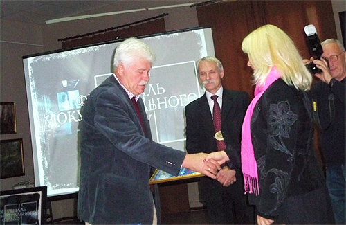 Голова журі Борис Савченко нагороджує переможця в номінації «Краща режисура» Олега Бондаренко