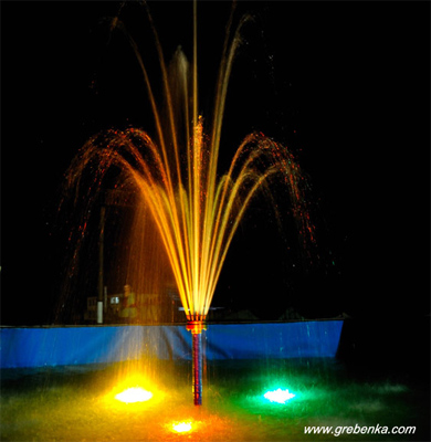 У Гребінці відкрили фонтан з кольоровою підсвіткою