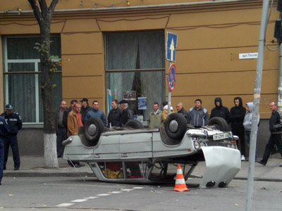 ДТП в Полтаве: «Жигули» оказались на крыше (фото)