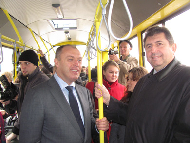 Александр Мамай и Александр Удовиченко в новом троллейбусе