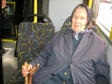 Бабушка в троллейбусе
