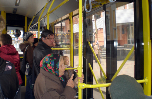 В новых полтавских троллейбусах коротконогие согласны не стоять, а длинноногие не сидеть
