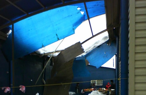 Разрушенная крыша Павленковского рынка