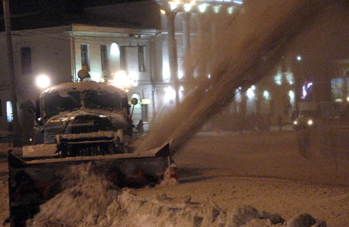 Військова роторна техніка бореться зі снігом на вулицях Полтави