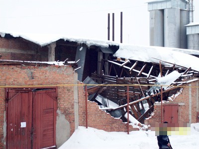 В Лубнах провалилась крыша одного из складов на оптовой базе