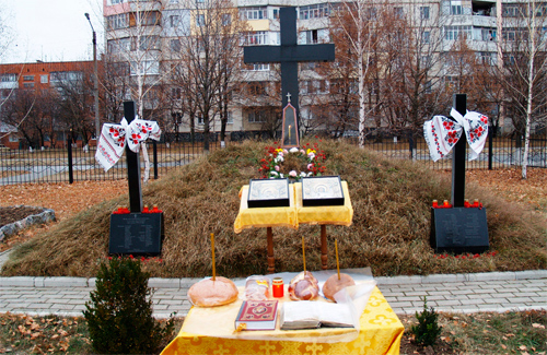 Пам'ятник жертвам голодоморів на території Свято-Покровської церкви у Полтаві