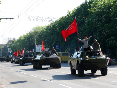 .Військова частина на параді з нагоди Дня Перемоги на вулиці Фрунзе