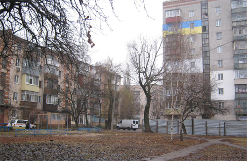 «Полтавтрансбуд» частково прибрав паркан перед будинком на Фрунзе, 139