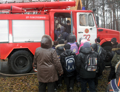 Полтавські МНСники гасили пожежу на очах у школярів