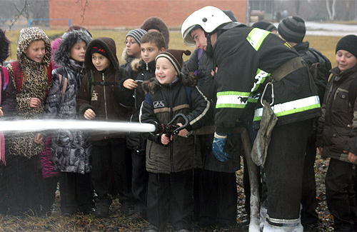 Полтавські МНСники гасили пожежу на очах у школярів