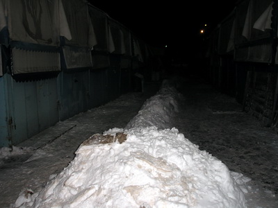 Комунальний ринок «Речовий» прибирали від снігу усю ніч