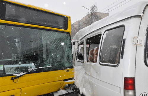 ДТП у Полтаві: «ГАЗель» врізалася в «кільцевий» автобус